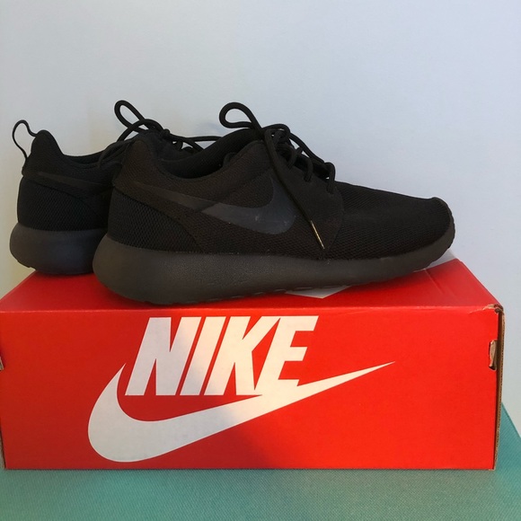 black roshes shoes
